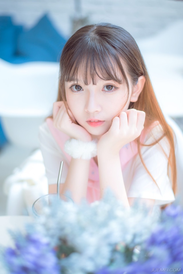 生活的艰苦，社交的复杂，都算不上难事。安静下来你会发现这人世间最可贵的是：甘于平淡，无怨言的坚持，永远心怀梦想。